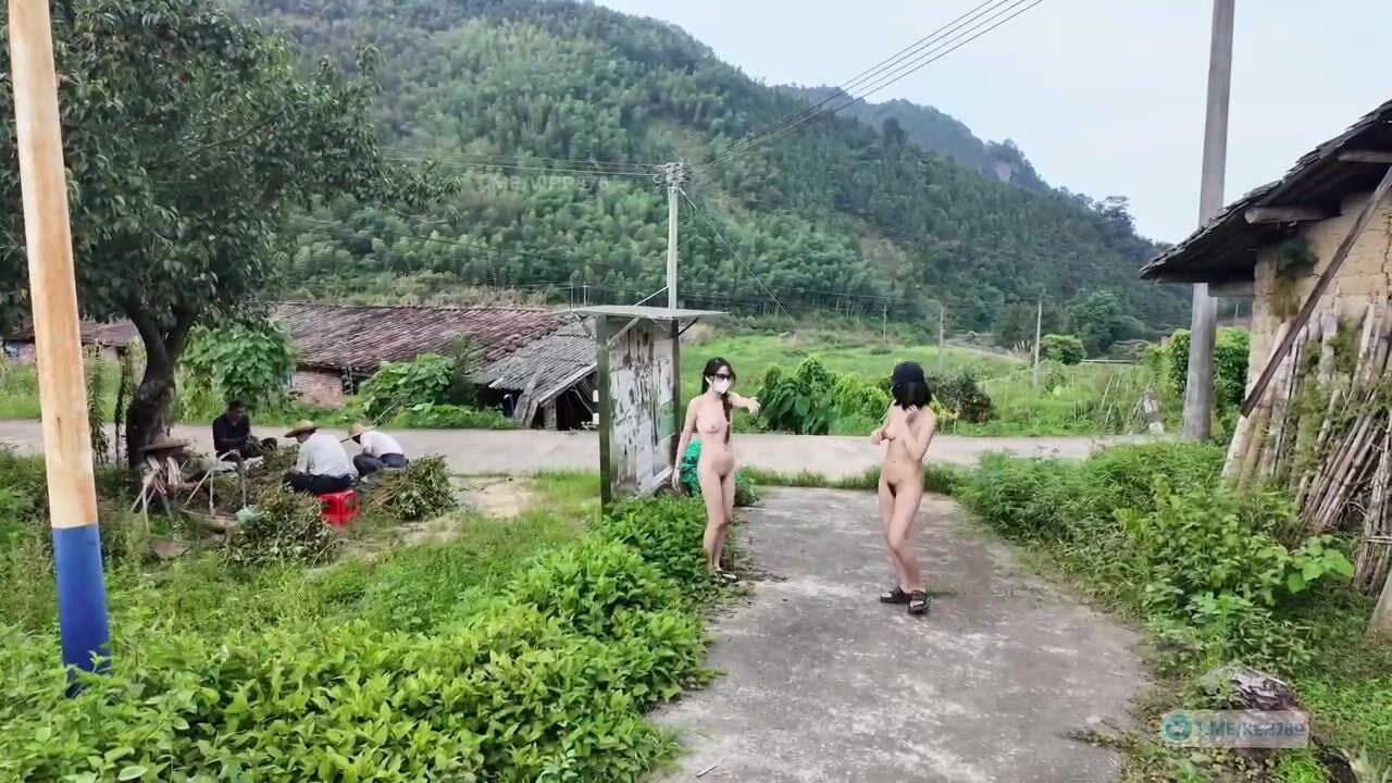 2 em teen mình dây dâm tự tin show hàng dâm public cho mấy cô chú trg xóm xem p2